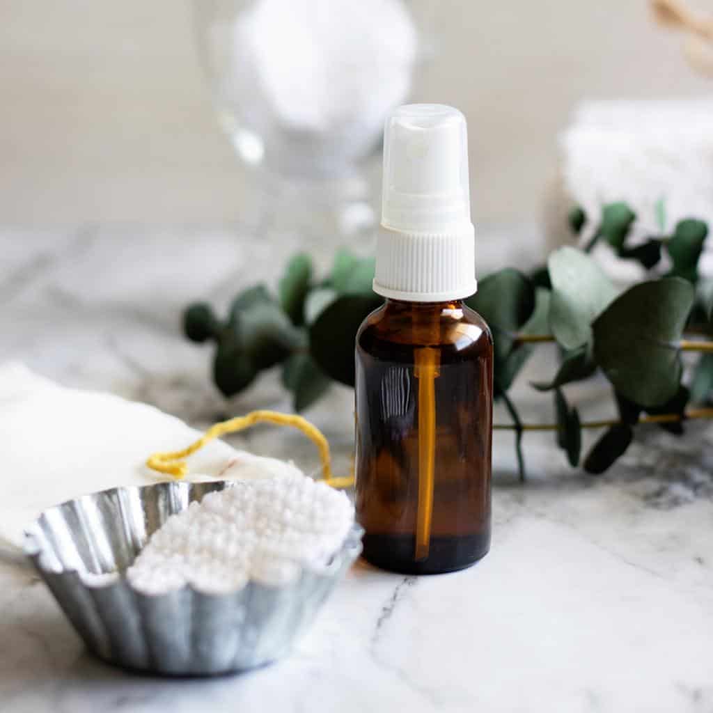 Don't miss a thing when removing your makeover with a natural homemade facial toner. Mix it up in minutes with just 4 ingredients!