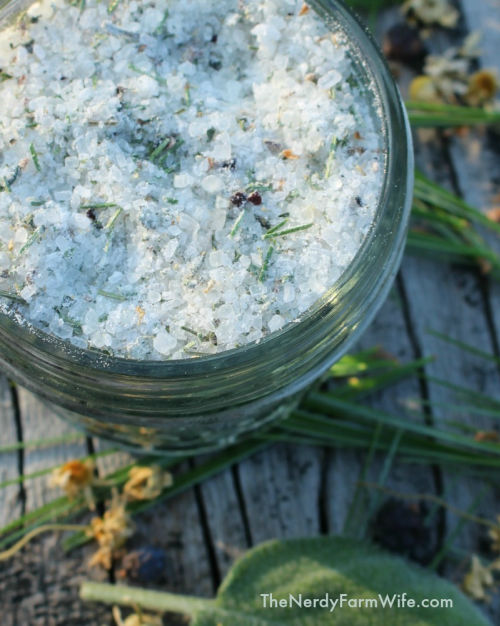 This bath soak recipe helps relax tense, sore muscles yet doesn't leave you smelling of a medicinal vapor rub. 