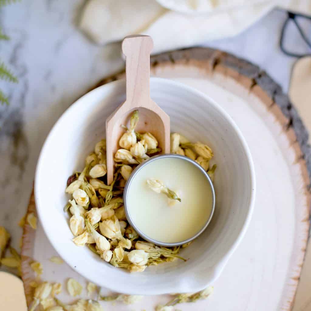 Make this solid perfume recipe - a luxurious multi-layered scent of the heady, rich florals jasmine and geranium with a top note of sweet, citrusy grapefruit. Blended with natural beeswax and oil, poured over delicate dried jasmine flowers into zero waste tins.