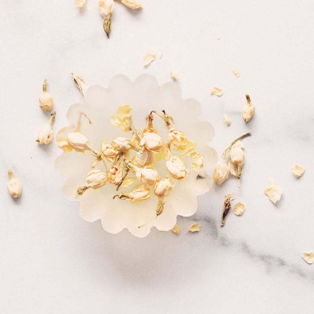 Bees aren’t the only creatures drawn to sweet fragrances, make clear aloe vera soap with one of the most fragrant flowers in the world - jasmine! Adding dried jasmine flowers to natural soap creates a rich pleasant floral aroma I know your love too.