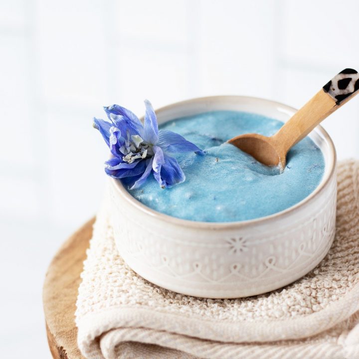 Try this DIY face scrub for acne flare-ups and clogged pores packed with impressive blemish-fighting powerhouse blues: cornflower and tansy today!