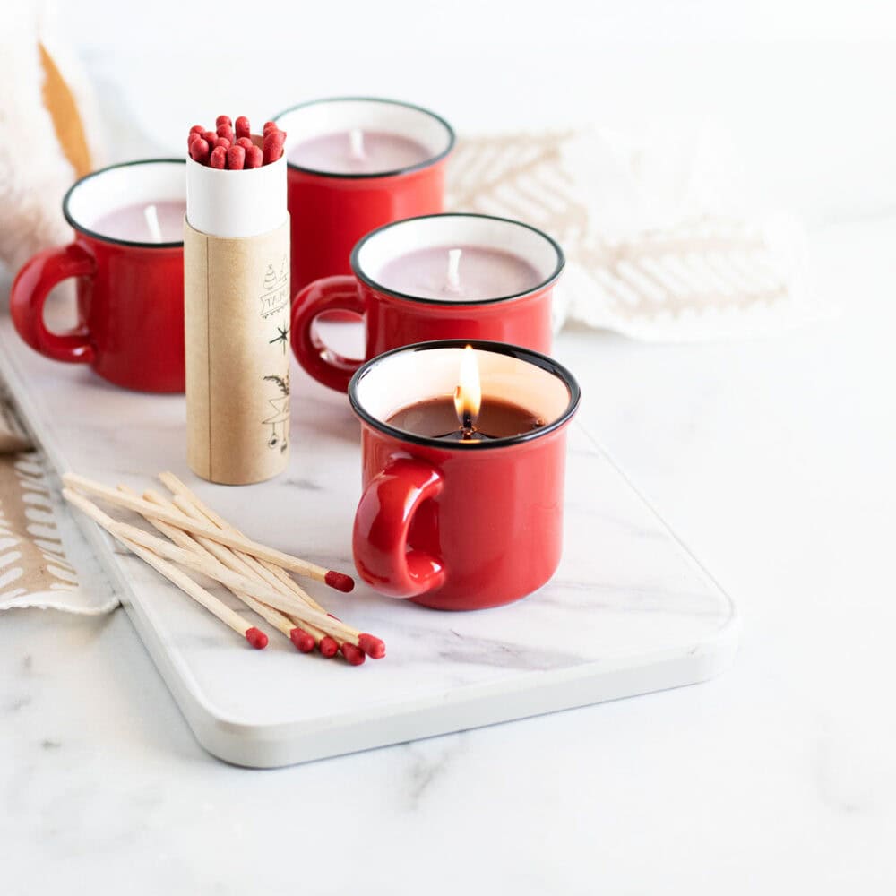 Ready to bring the scents of the season into your home? Start with these 10 Christmas handmade candles!