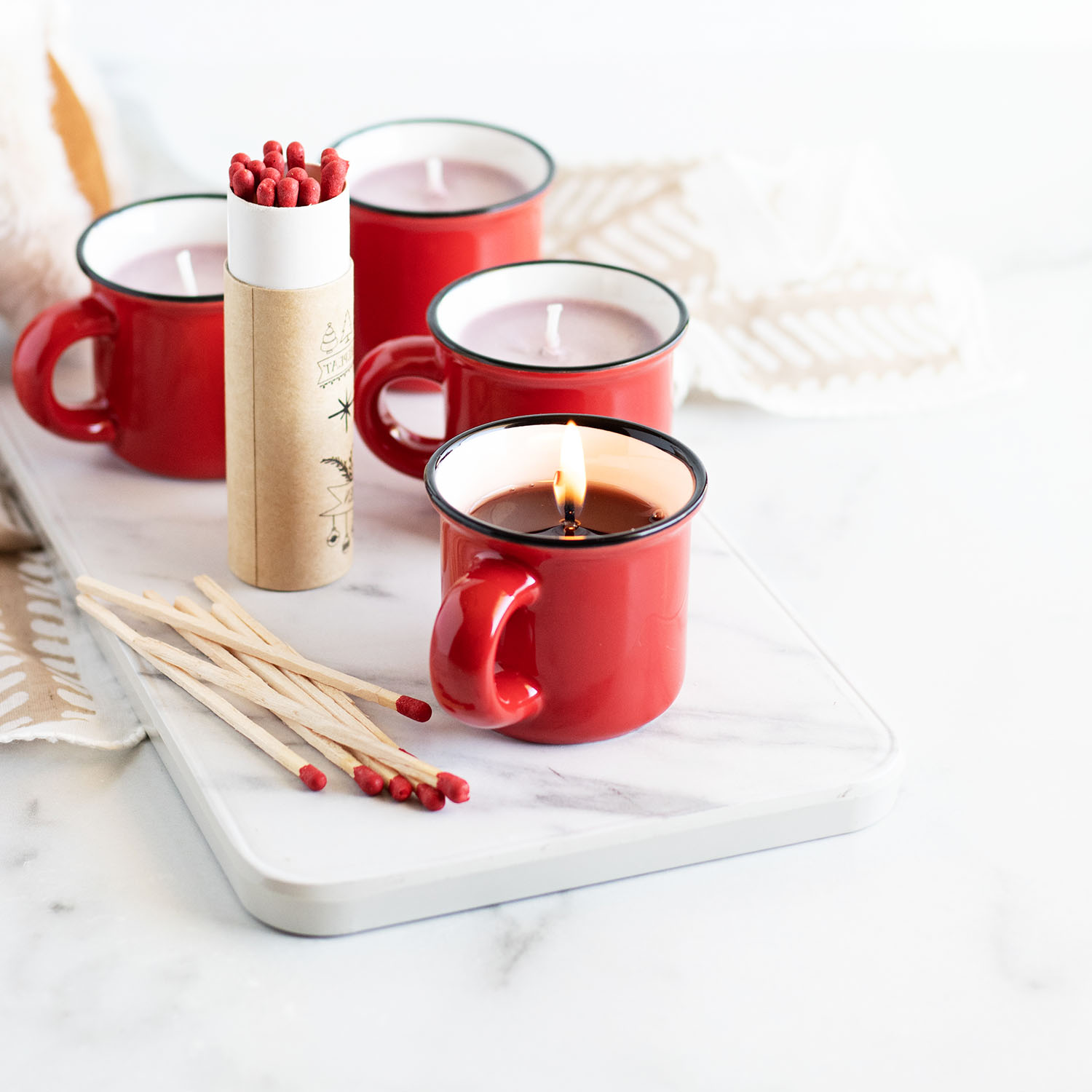 Ready to bring the scents of the season into your home? Start with these 10 Christmas handmade candles!