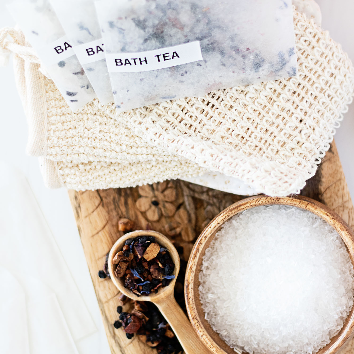 Need a last minute gift idea? These DIY bath tea bags make a great gift for her in minutes!