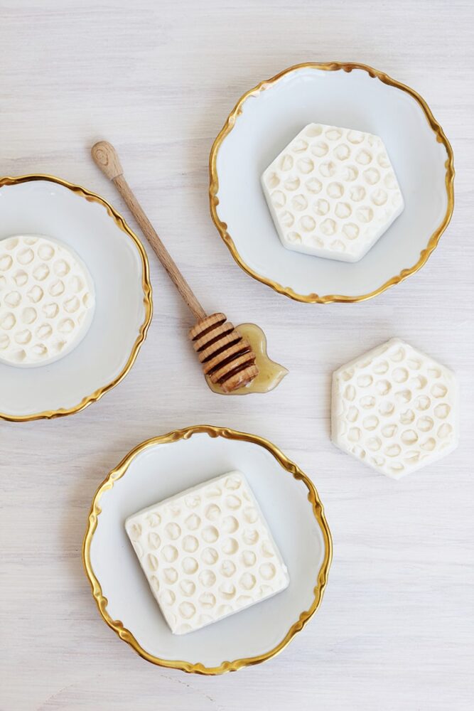This homemade honeycomb soap has light and natural honey-milk silk scent from goats milk and organic honey. And the honeycomb design is created with a surprisingly easy technique.
