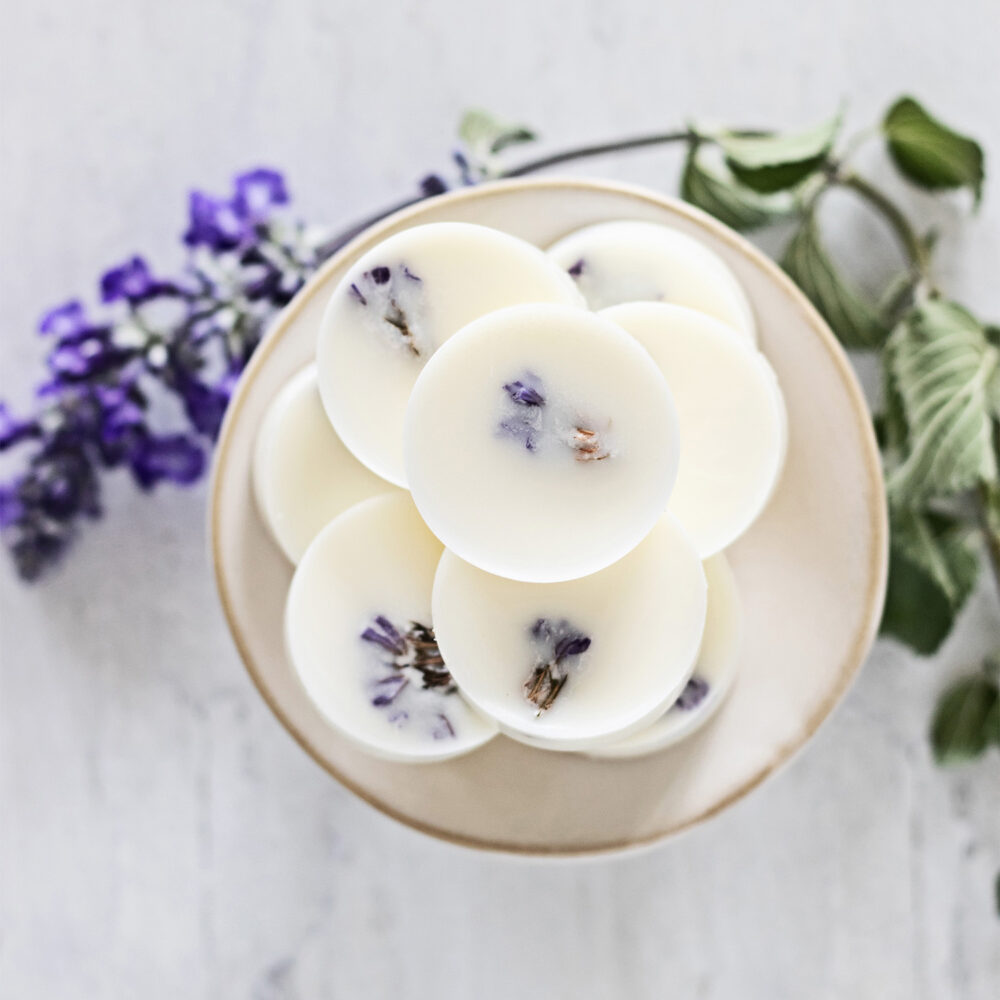 If a flower was ever unforgettable, it’s the forget me not. Make these DIY candle melts with dried forget me not flowers for remembrance.