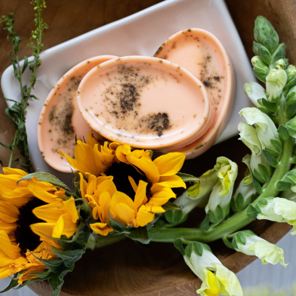 DIY fall soap recipes are just the thing to satisfy your urge to create! We can enjoy it all with easy melt and pour soap recipes that require little ingredients and take mere minutes to make.