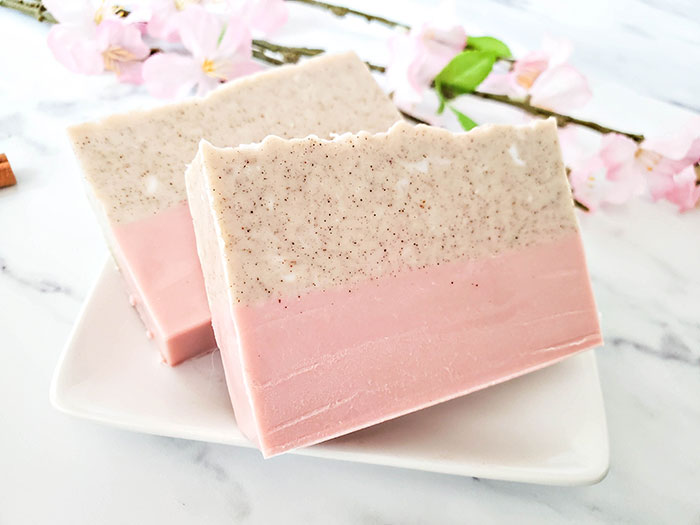 Here’s how to create an apple pie essential oil blend to make apple pie fall scented soap. Don’t you love the layers in these dreamy soap bars?