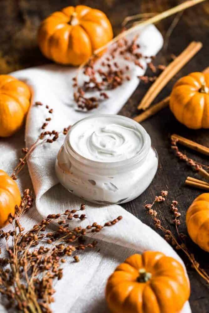 Gone are the balmy days of summer, when the weather turns cooler in autumn. If this means the beginning to dry skin for you, make this ultra moisturizing DIY pumpkin spice whipped body butter to leave your skin feeling incredibly smooth!