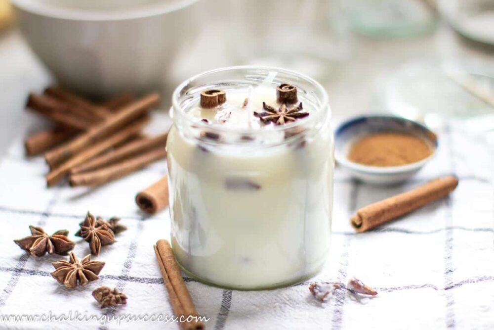 Flickering candles, a nice cuppa, and a favorite book or magazine – that's what you call bliss in the wintertime! And these DIY cinnamon candles are quick and easy to make, as with most of Jayne’s DIYs.