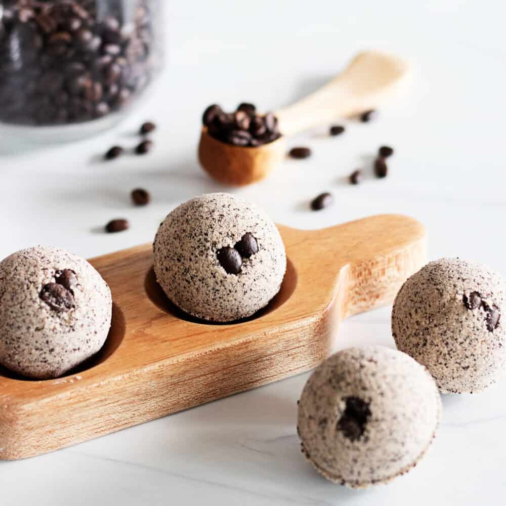 You can make a barista-quality coffee and milk bath bomb right at home with this latte coffee bath bomb recipe!